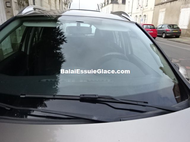 Renault_Clio_essuie-glace_avant.JPG